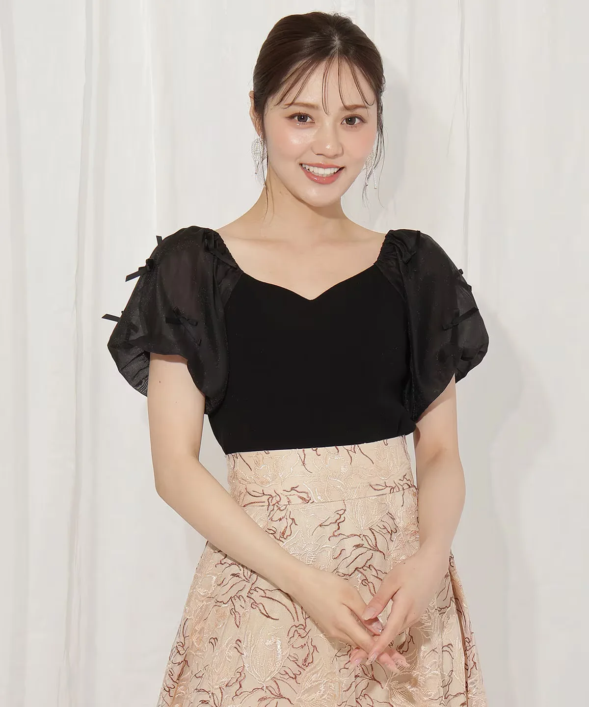 パフスリーブが夏の日常を彩る理由は？甘いリボンが決める「着こなしの魔法」