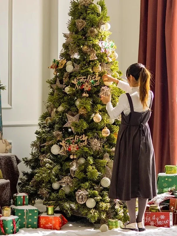 豪華な大型クリスマスツリー装飾品：職場での祝祭雰囲気を創出するための設置対応セット