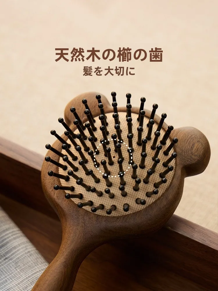白髪を防ぐための頭皮マッサージは、手でやるのとマッサージブラシでやるの、どちらが効果的？