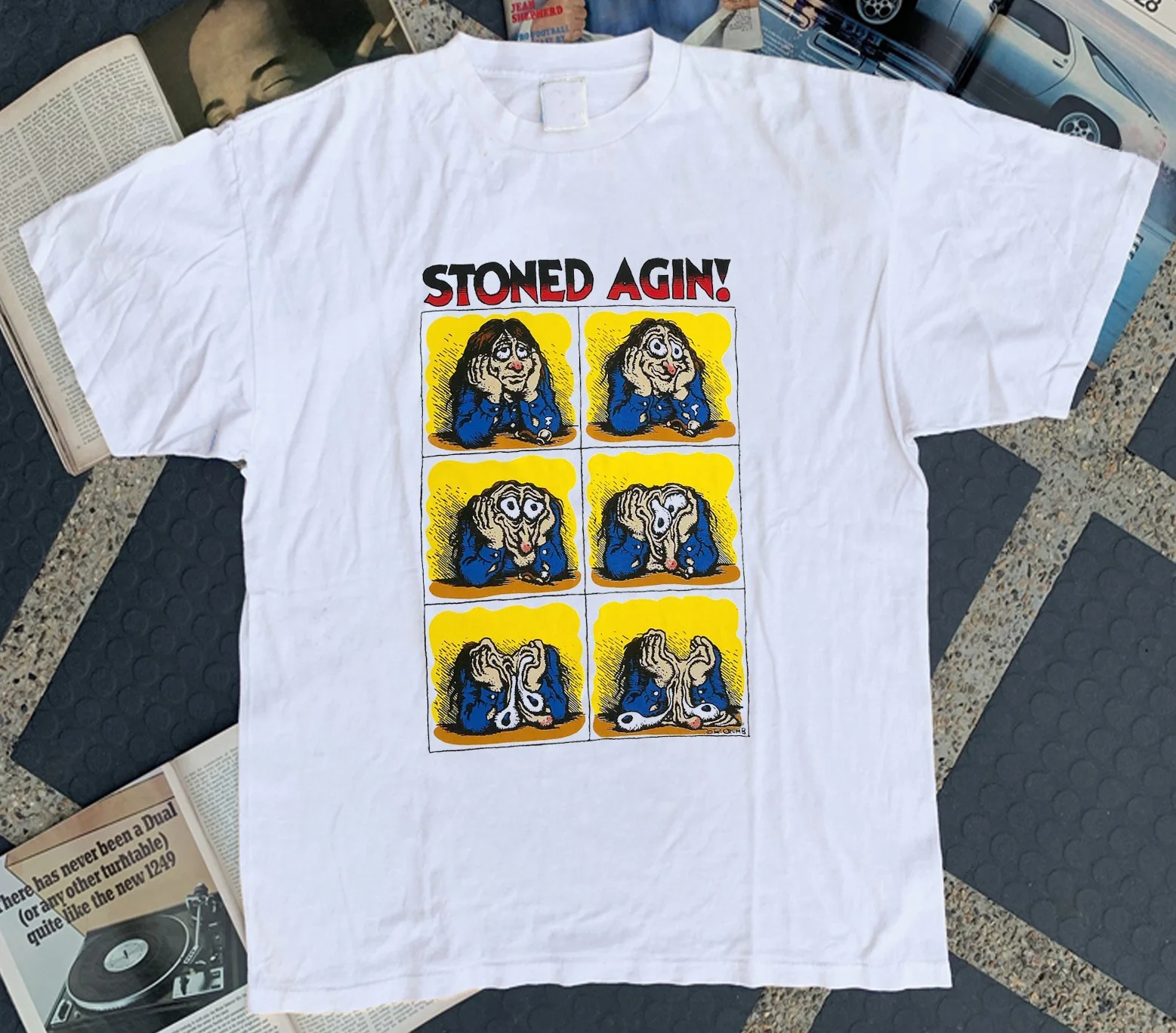 ヴィンテージ漫画デザインのオーバーサイズTシャツ：青春流行スタイルの実用性と価格帯を解説