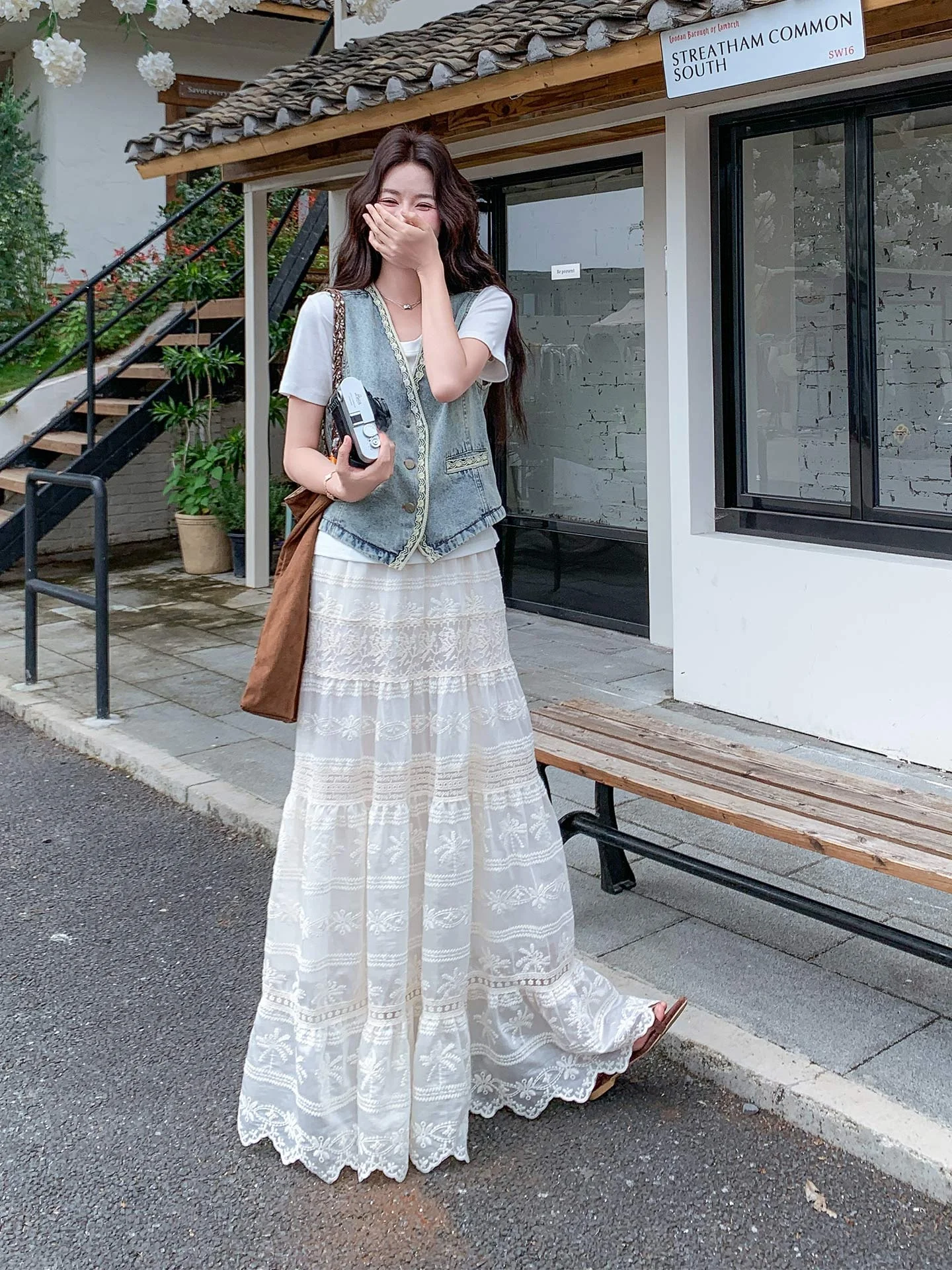 美しいデザインの刺繍デニムベストとTシャツ、レースのスカートのセットアップ：4人お揃いコーデに最適な今季のトレンドアイテム