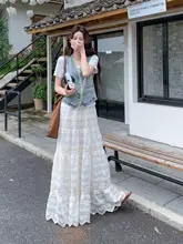美しいデザインの刺繍デニムベストとTシャツ、レースのスカートのコーディネート（セットアップ対応）