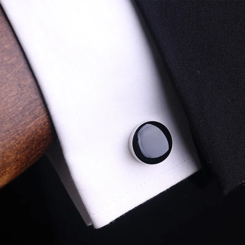 黒色エナメルカフリンクス：button upとsailor collarの融合デザインを実証