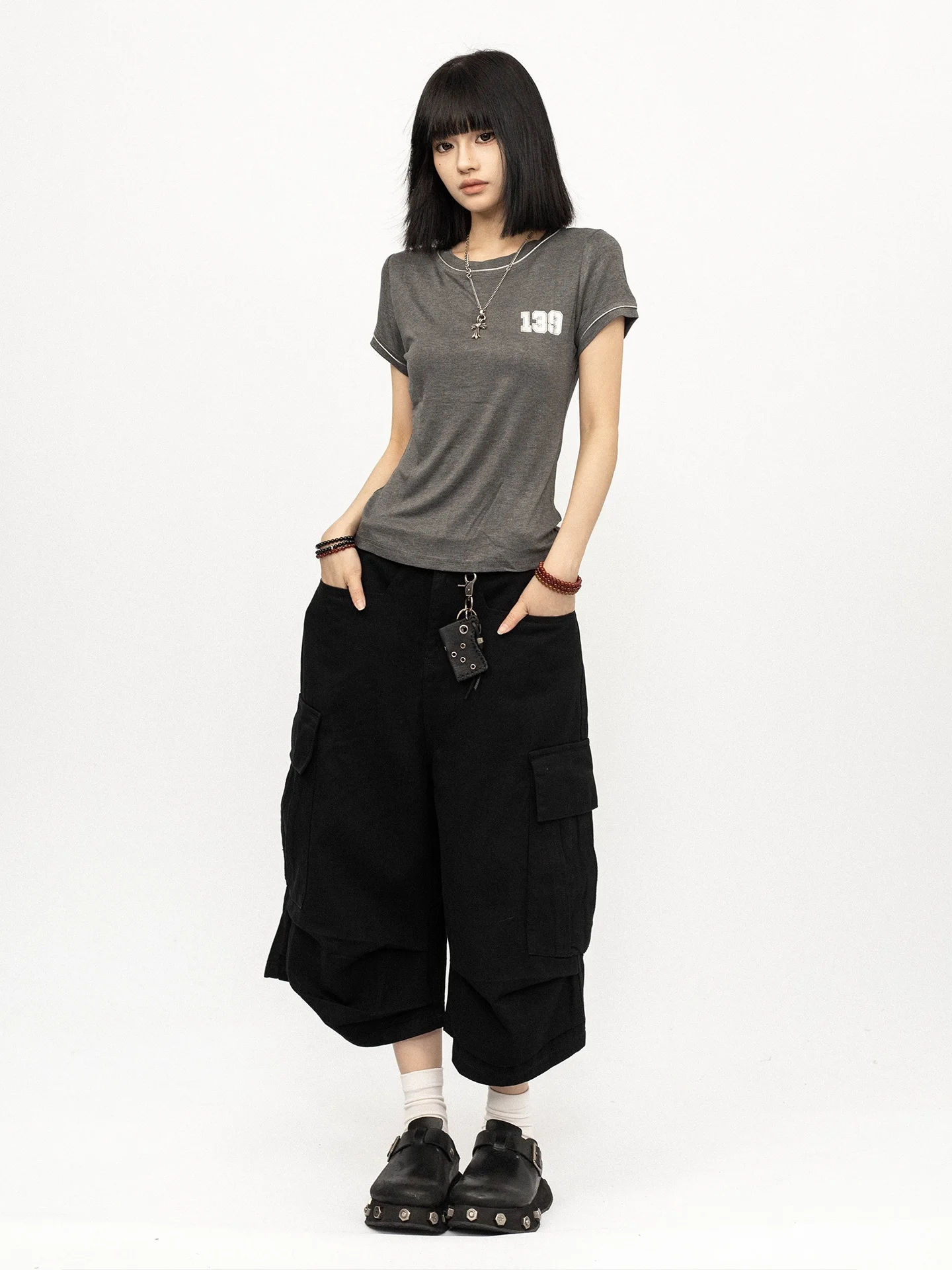 骨格ストレート tシャツはどう選ぶ？アメリカンレトロなブラックショルダーTが通勤と日常でどう活躍するのか