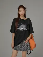 カジュアルなアニメ風ロゴプリントTシャツ【幅広シルエット・ラフなデザイン・短袖・夏用】