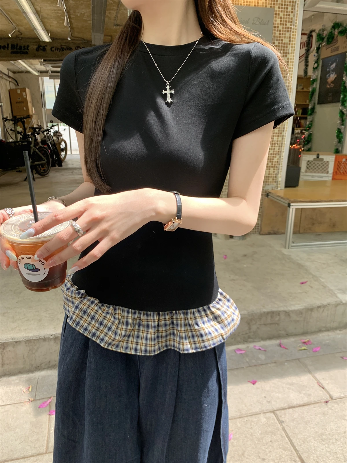 ヴィンテージチェック柄のフレアトップス：夏用女性向けのスリムフィットスタイル