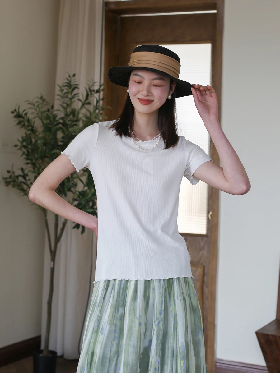 大人可愛い服 50代コーデ | 通 勤向け白Tシャツのデザインと着用シーン