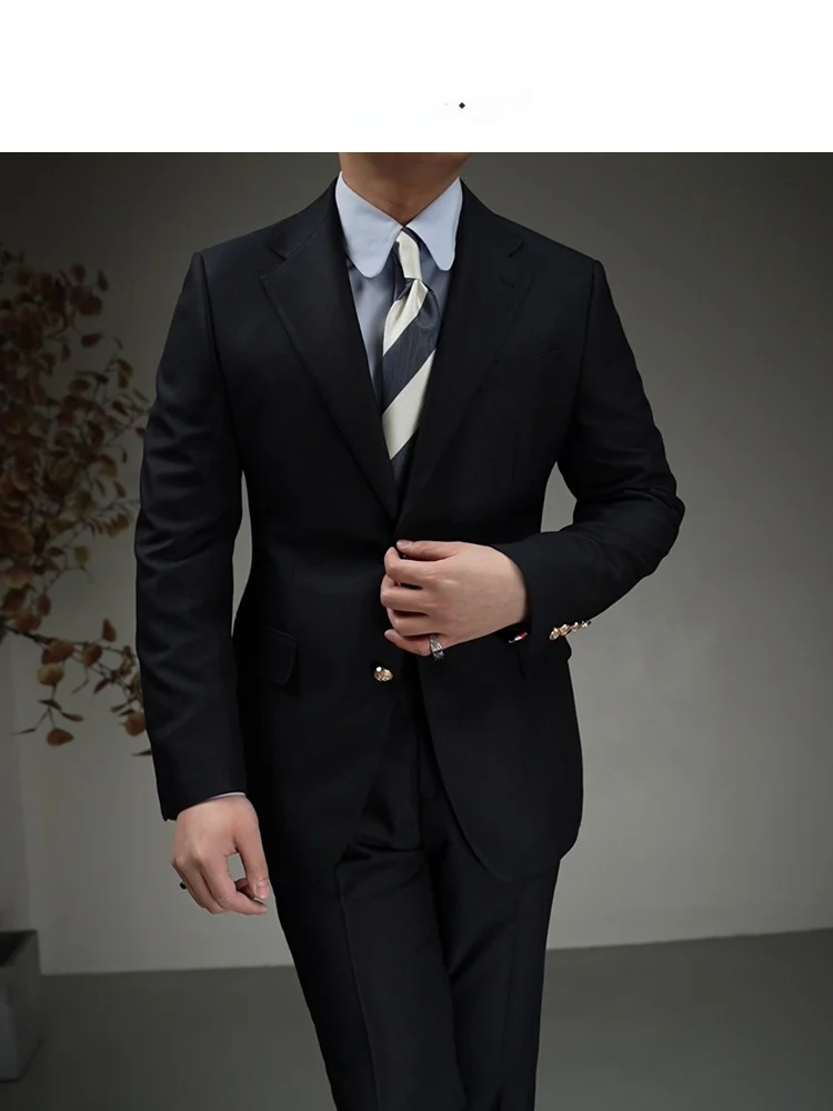 スーツの男性が「黒スーツ 青シャツ」を選ぶべき理由は？紺色ブレザーが通勤に与える変化とは