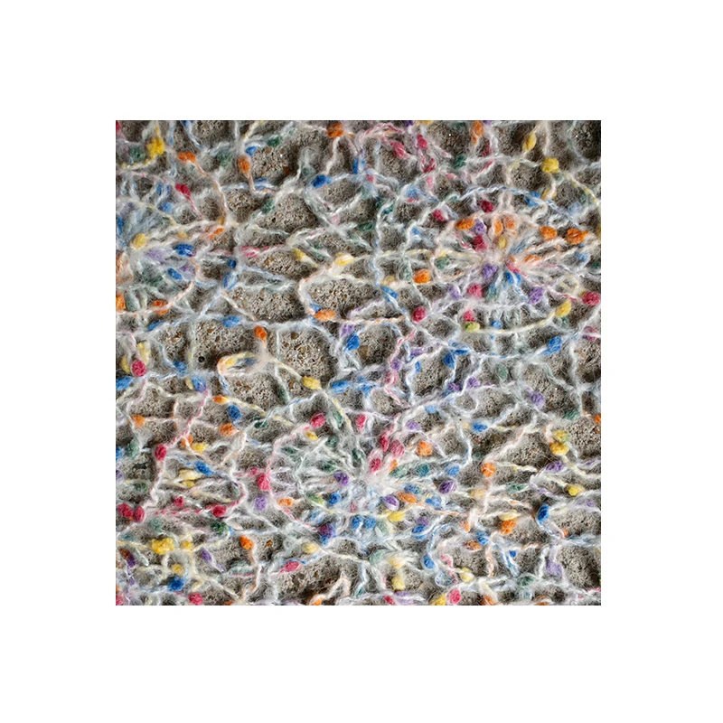 刺繍デザインの透け感ある毛糸編み生地：民族風多色ステッチニットの実用性と使い分け