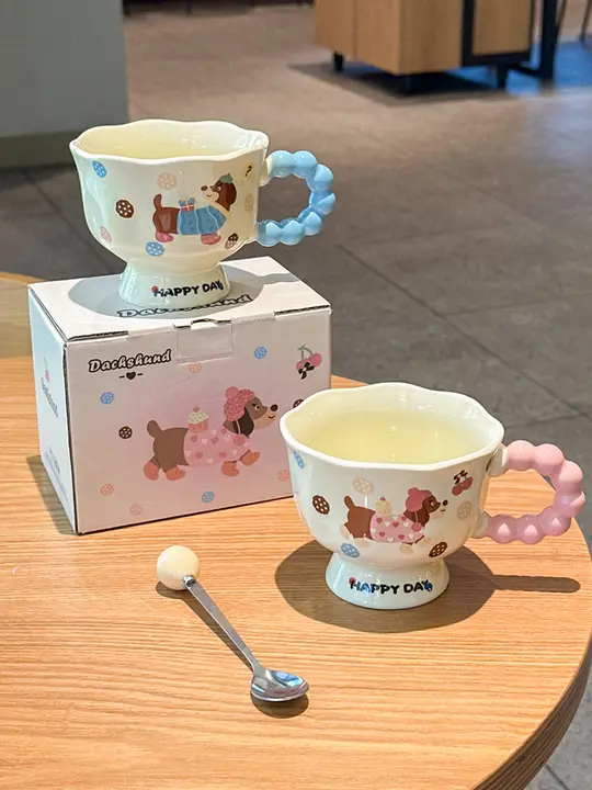 可愛いダックスフンドデザインのマグカップ【陶器製・高脚・カフェスタイル・カップルギフト】