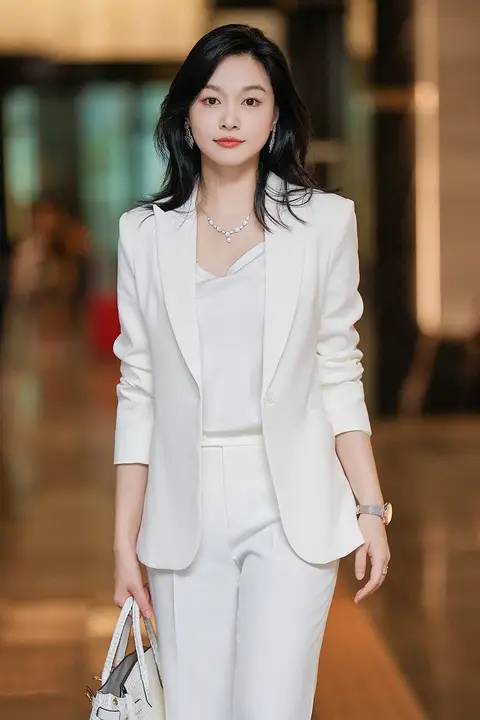 高級感のある通勤向け女性用スーツ【白色・長袖・カジュアルデザイン】（セットアップ対応）