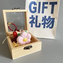 キーホルダー バッグチャーム 手彫り 天然木 フラワーモチーフ 車キー デコ ストラップ ギフト プレゼント
