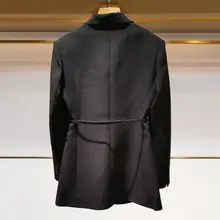 洗練されたデザイン！レディース秋用黒のショートジャケット【翻領・長袖・ウエスト調整可能・通勤用】