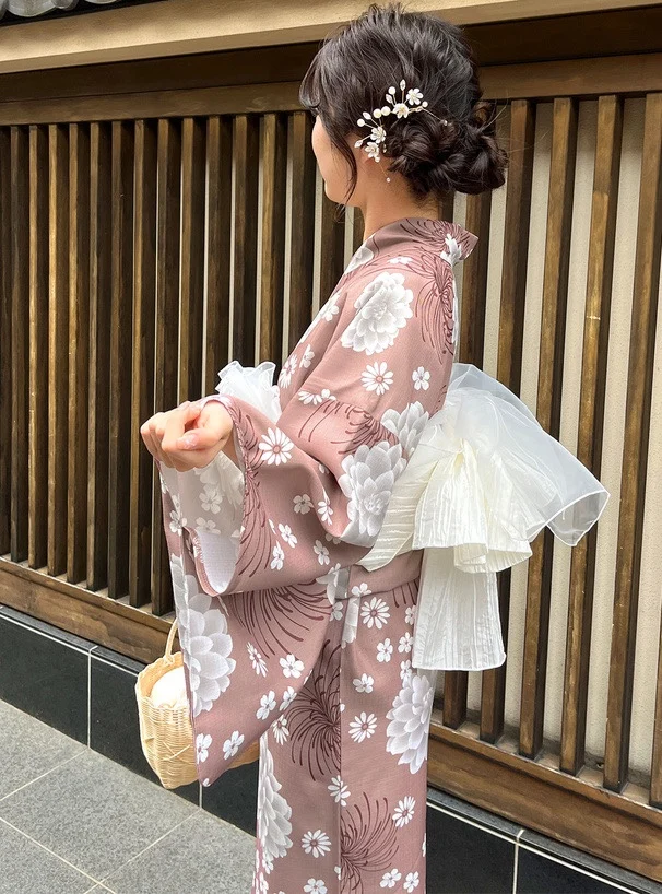 浴衣シュシュをどう選ぶ？伝統と現代が融合した1着で、夏のひとときを彩る