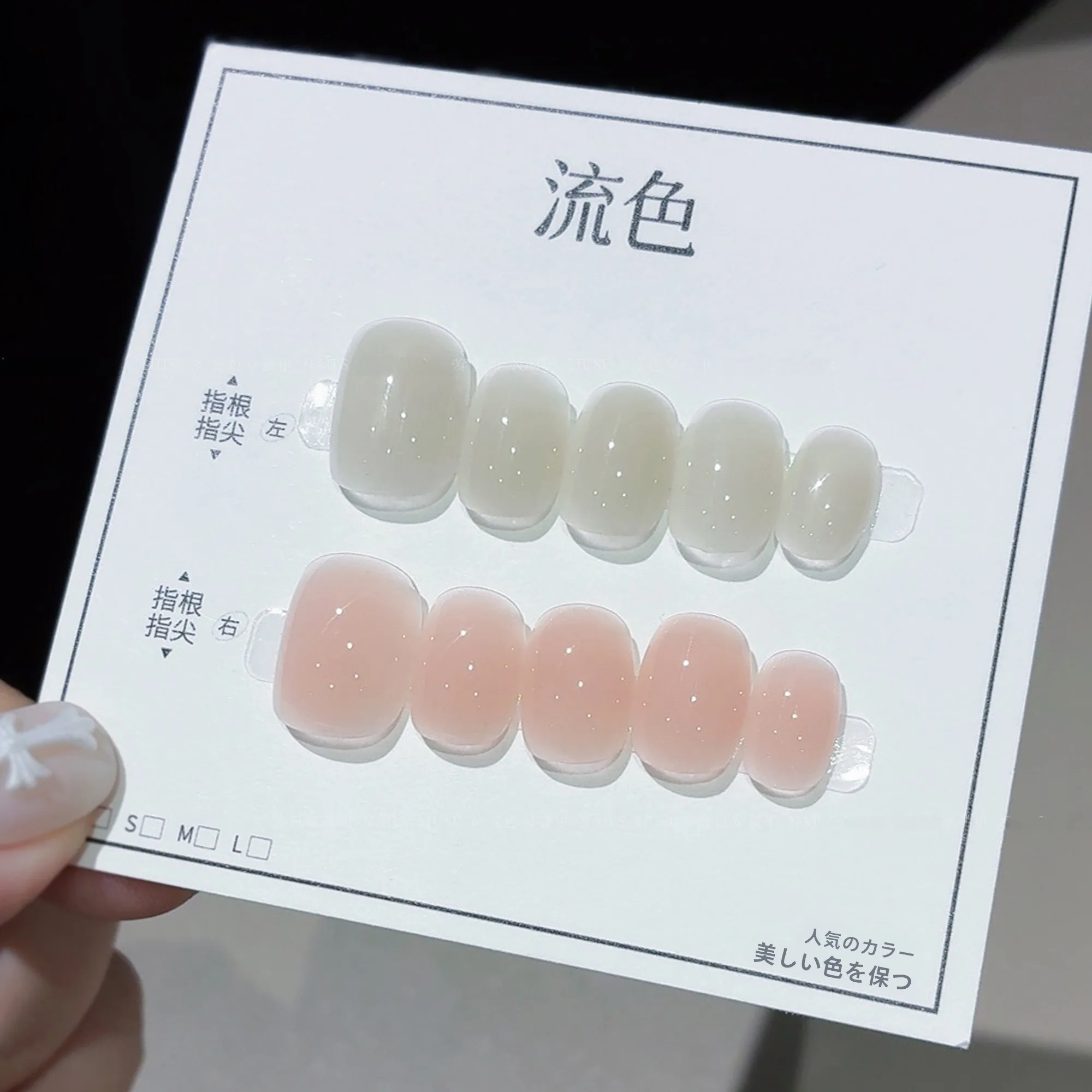 夏の足元に輝く、かっこいいおしゃれ大人フットネイルはどんなデザインがおすすめ？