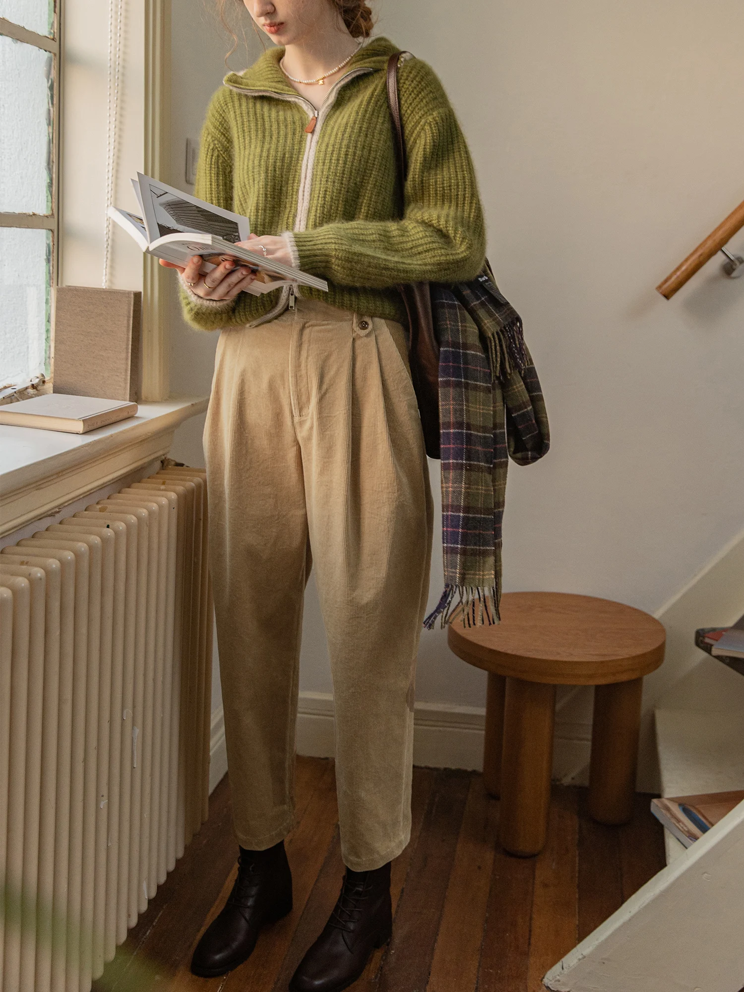 ママコーデの基本スタイルとは？ハイウエストコーデュロイパンツで心の安定を実現