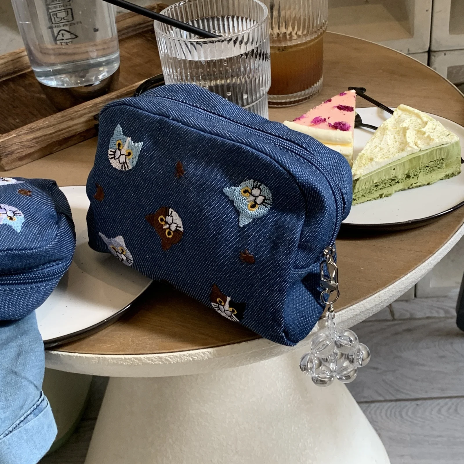 可愛い刺繍入り猫デザインの化粧ポーチ：可愛いコスメプレゼントに最適な収納アイテム