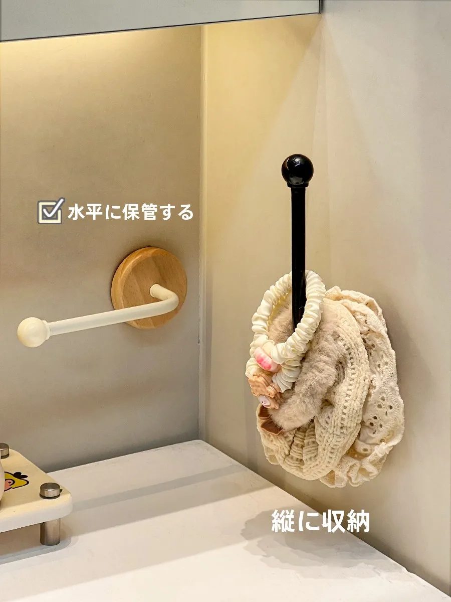 バスルーム用ヘアアクセサリー収納ハンガー：鏡の下に取り付け可能で丈夫なヘアゴム収納