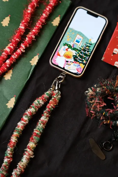 Sapana 限定クリスマスデザイン 手編みマルチカラー携帯ストラップ【秋冬用】