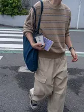 レトロなカラーストライプのルーズフィットクルーネックニット