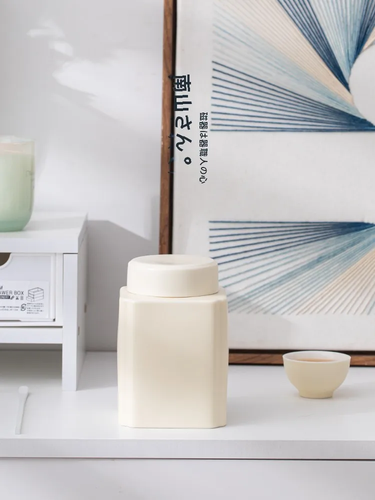 100均保存容器と比べて、陶製の茶葉保存容器は本当に価値があるのか？