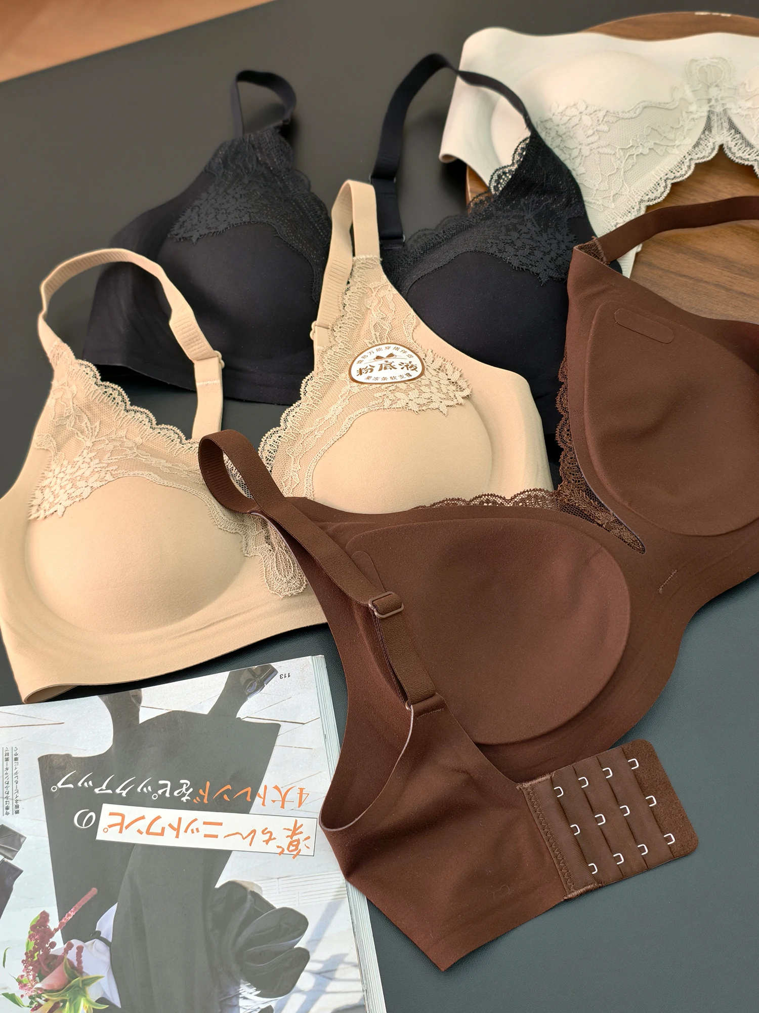 レースブラジャーの立体サポートと無地デザインが実用性を実現する