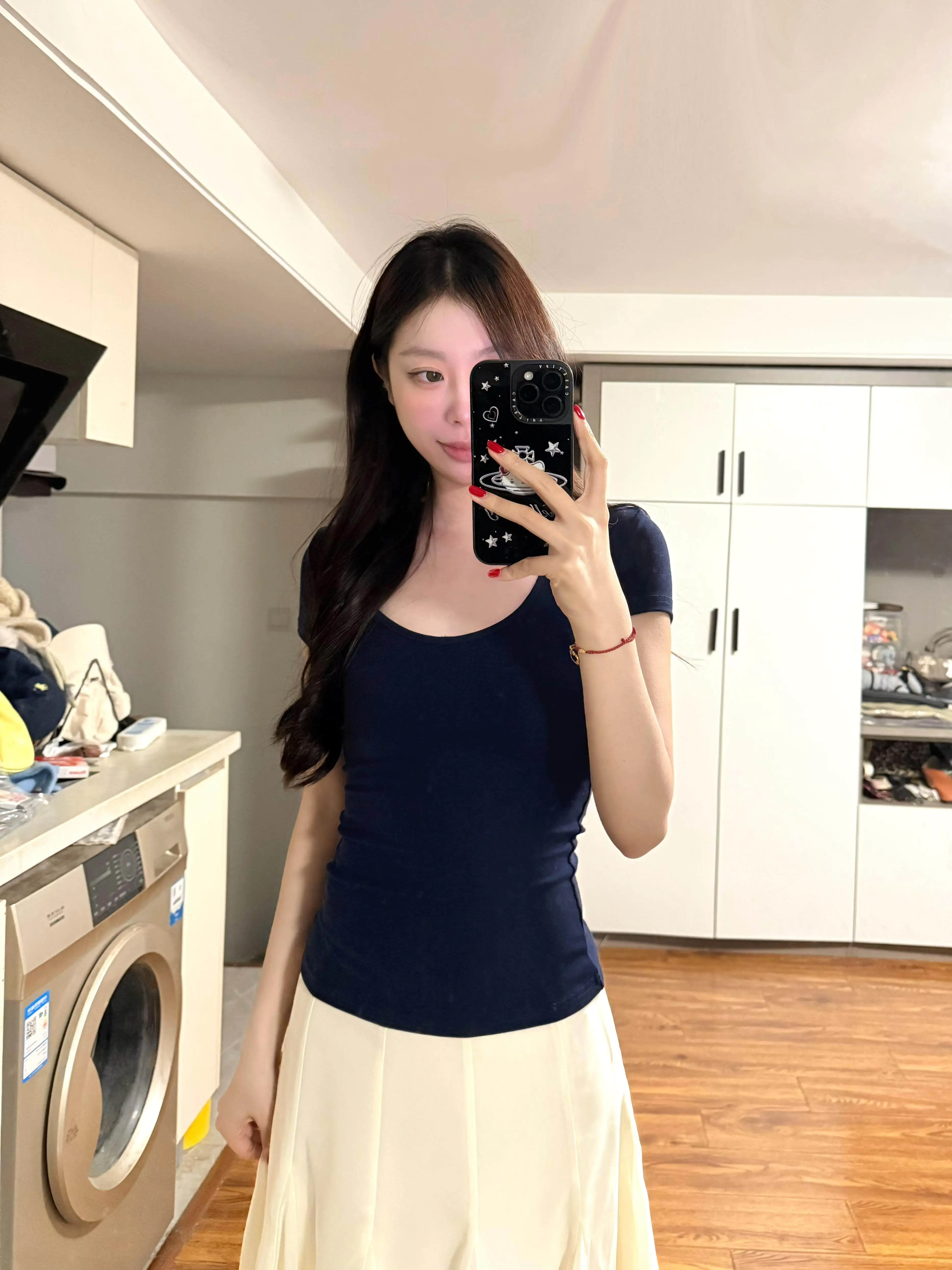 30代の女子会コーデで悩むなら、この杏色のスカートが救う理由は？