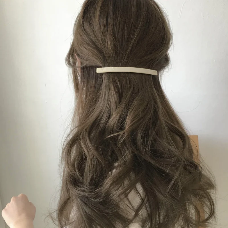 ふんわりポニーテールを簡単につくには？マルチカラーのフックで季節感を演出する方法