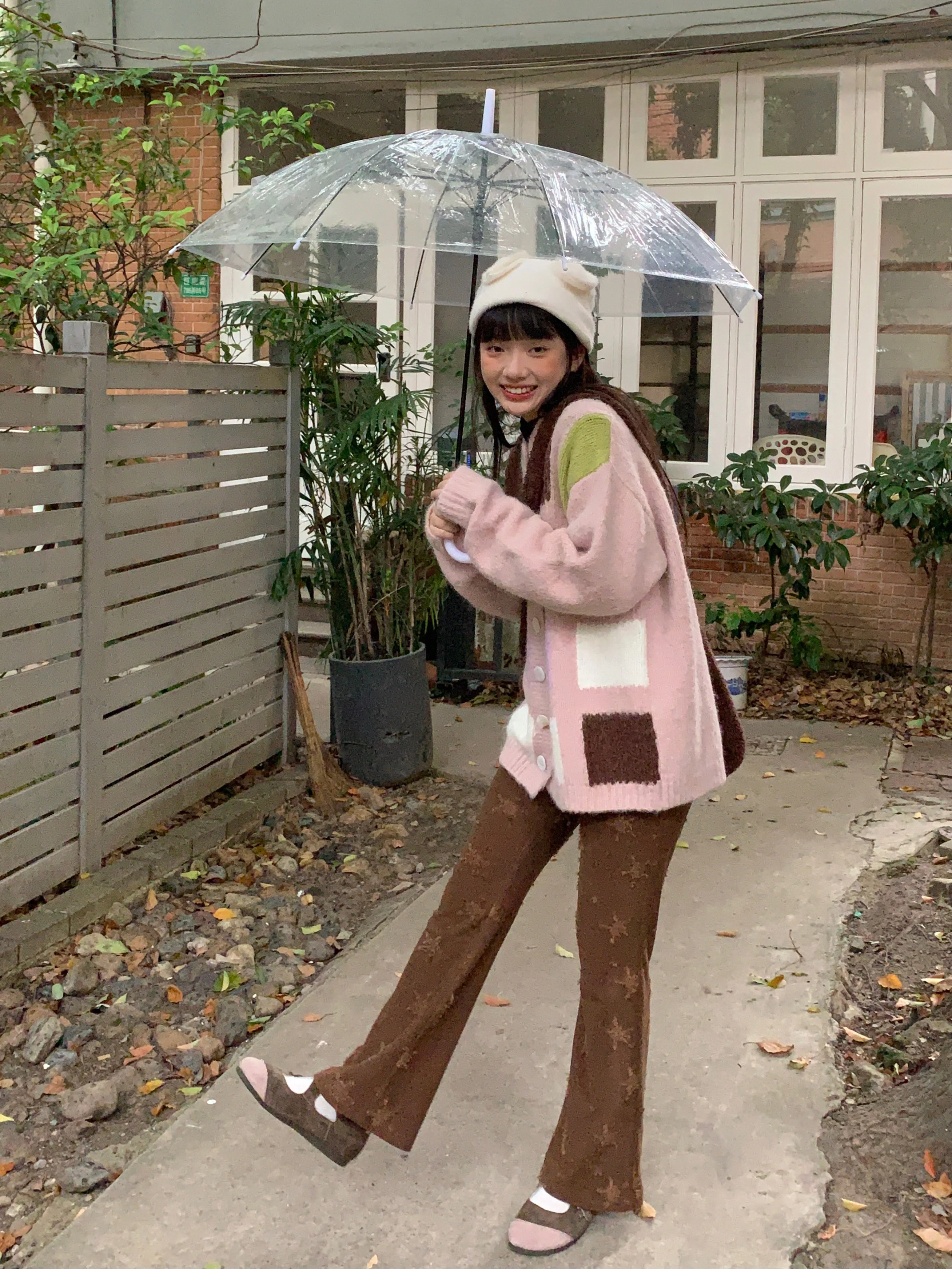 フレアパンツ 流行り 2026 はどう選ぶ？星柄のコーヒーブラウンが今、私たちの日常を照らす