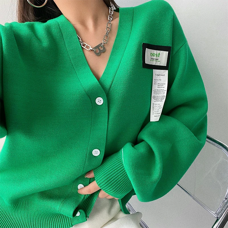 大人可愛い服 50代コーデ｜アメリカンビンテージ風ワイドVネックニットカーディガンの特徴