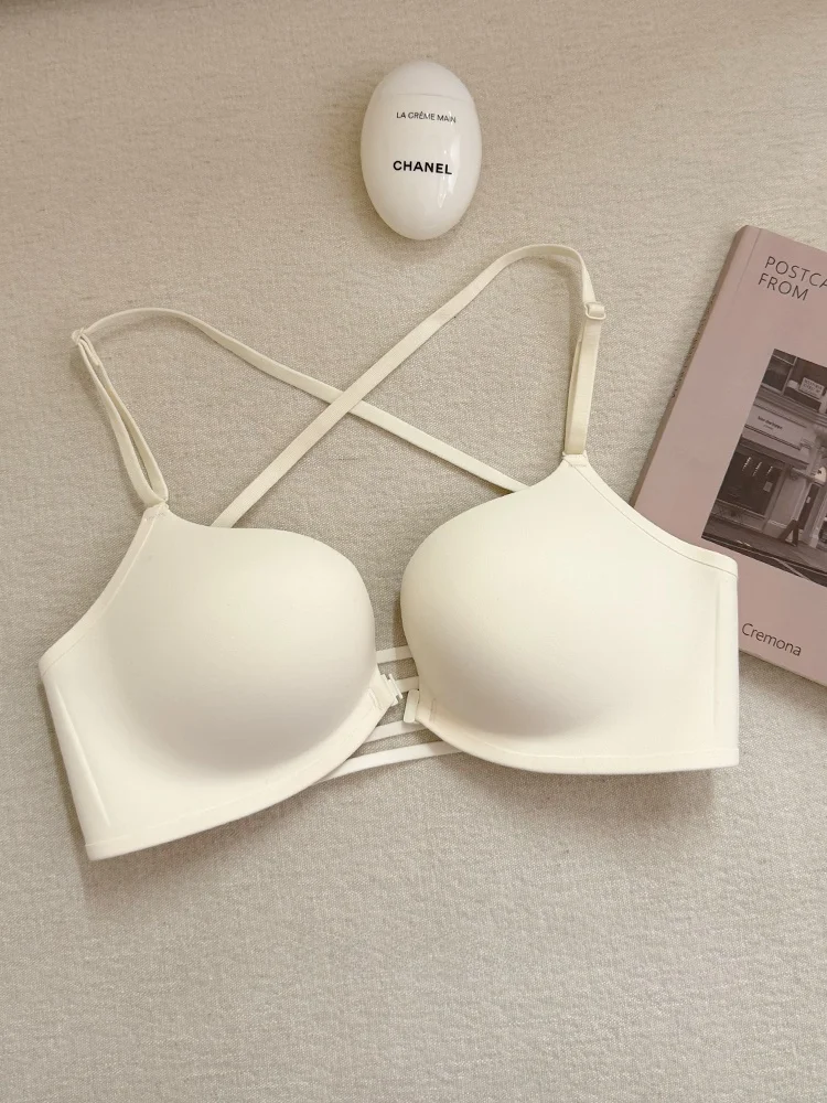 交差デザインのノンワイヤーブラジャー：薄手上部と厚手カップのフィット感と美背効果
