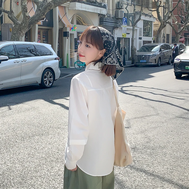 大人可愛いの本質とは？白長袖シャツで実現する自然な優しさのガイド