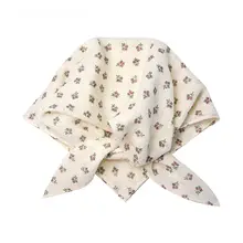 淡いベージュの南欧風フラワー柄リネンバンダナ