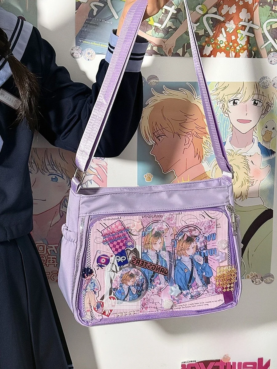 かわいいカレッジスタイルの女の子 クロスボディバッグ：ポシェット サブバッグ コーデに最適なデザインと機能