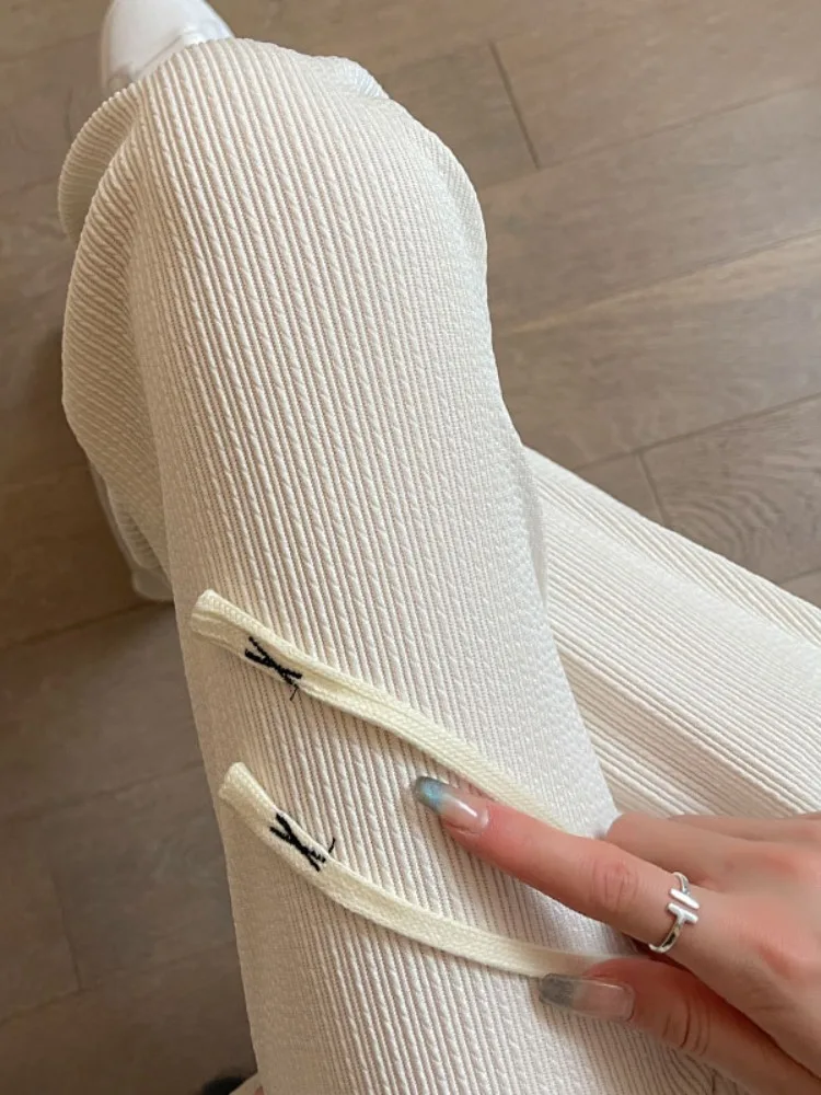 黒スウェットパンツとグレーのパンツ、夏にどう選ぶ？通勤からレジャーまで使えるコーデの本質とは