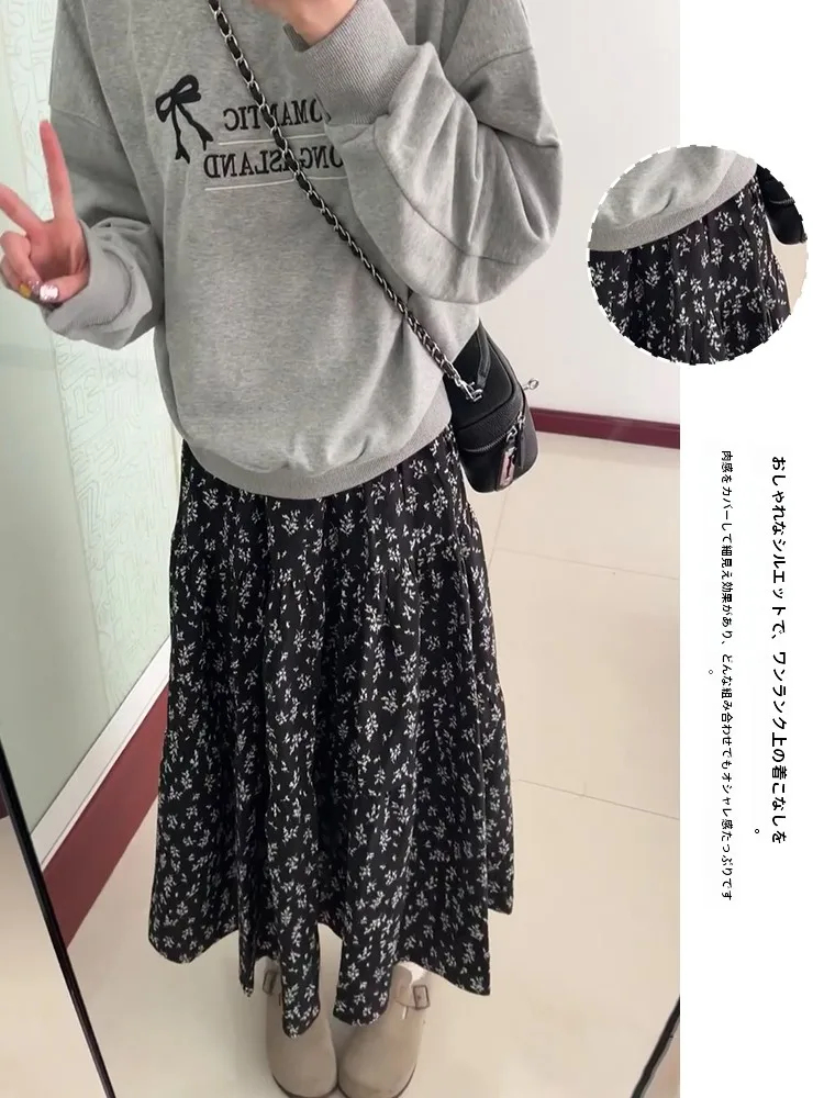 ぽっちゃりの秋にぴったり？黒地小花柄のAラインスカートが通勤にどう活かされるのか