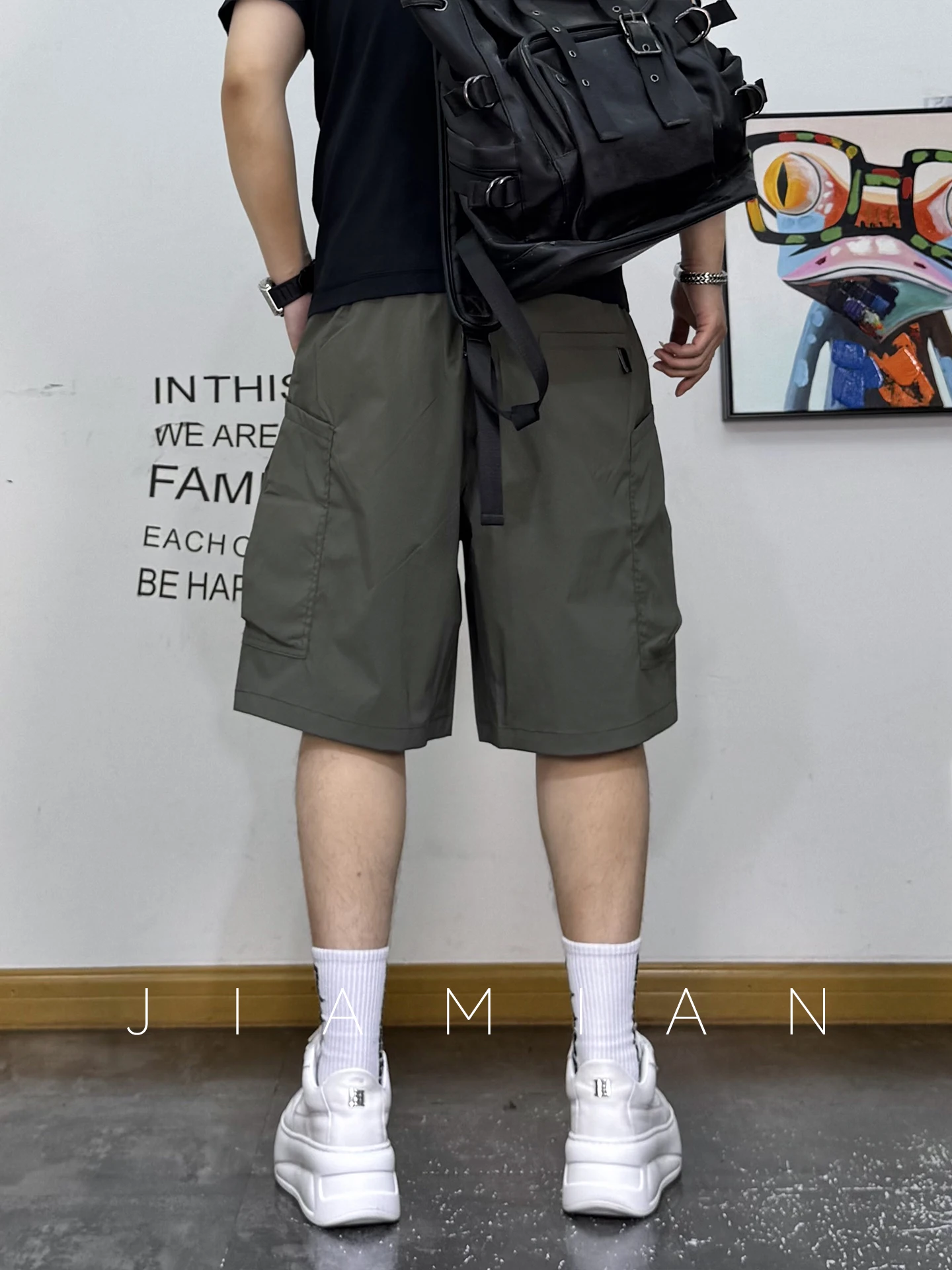 中学生私服男子 何を着る？工装風のクロップドパンツが通学に最適な理由とは