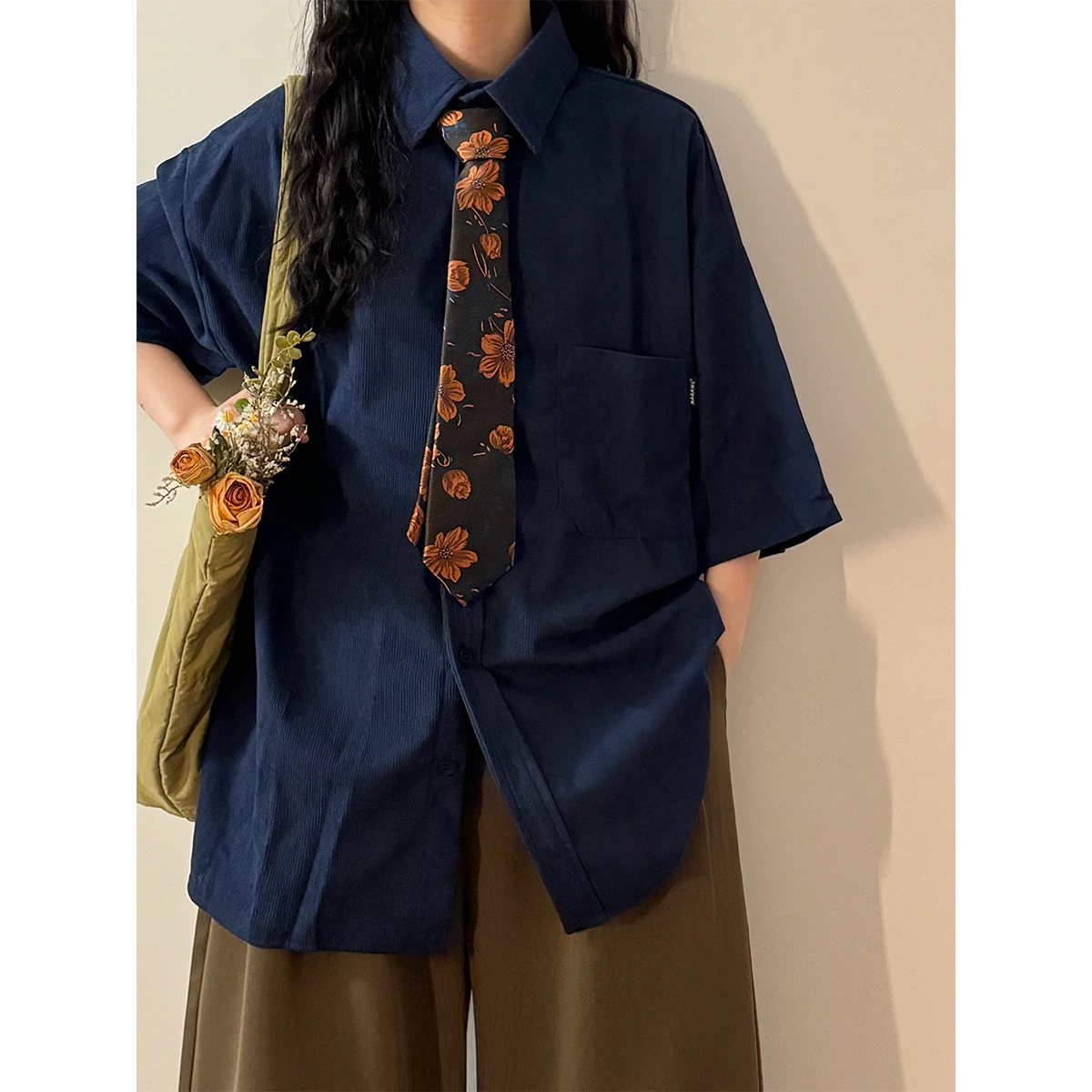 レイヤード 白シャツを着るなら、まずはこの1着で決めるべき？