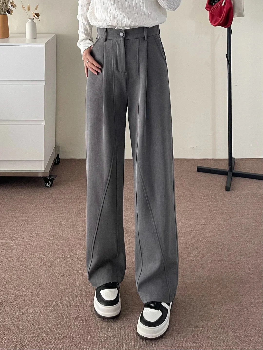 グレーの大きいサイズ  のパンツ：ストレートで長めの丈が実用的な通勤スタイルを実現