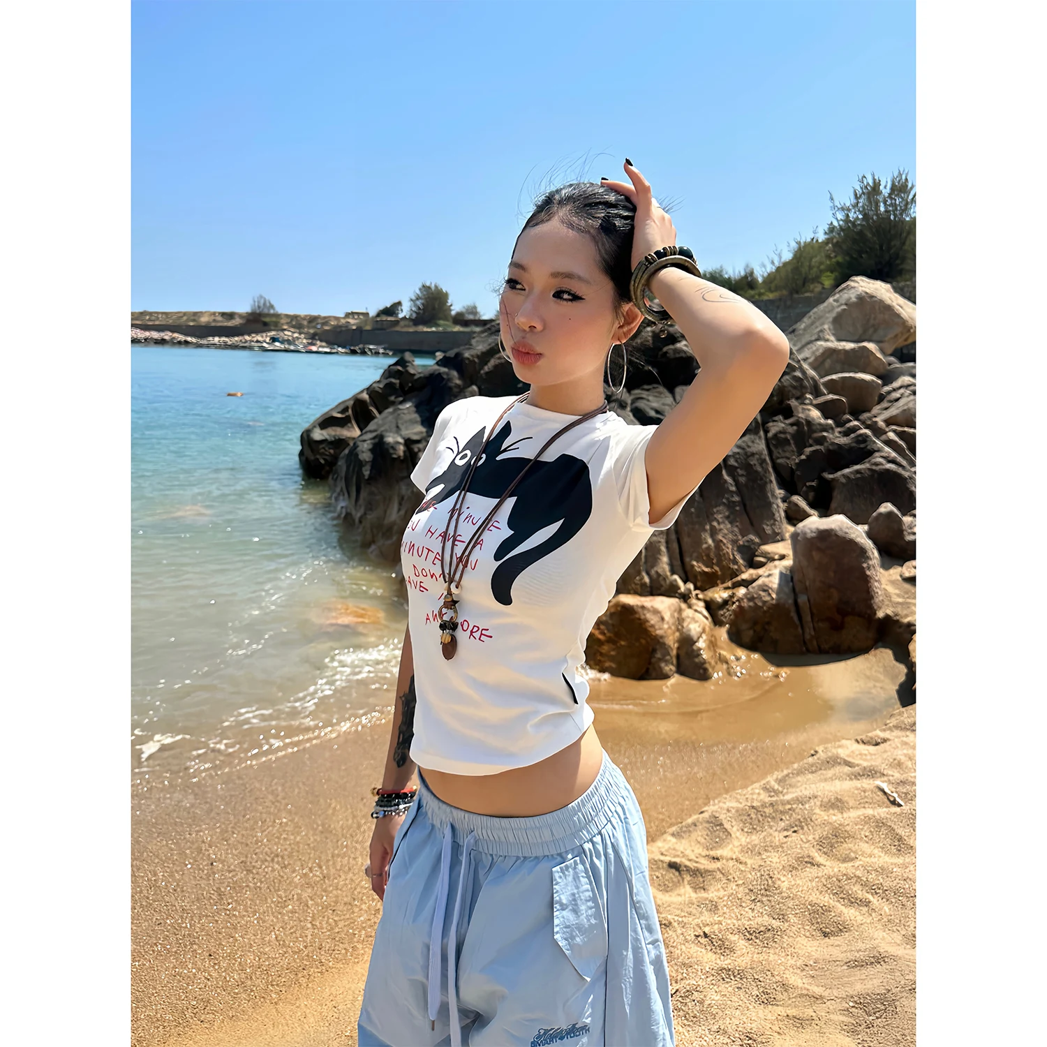 cropped t shirt はどんなときに着るべき？その選び方と組み合わせのコツを徹底解説