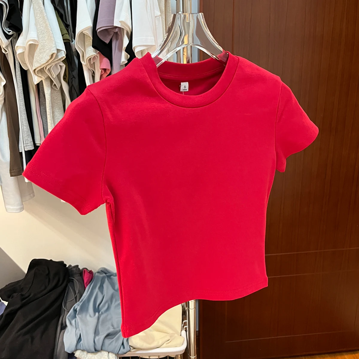 赤色ハイウエストTシャツ：ショート丈・フィットデザインが夏の日常に最適な選択
