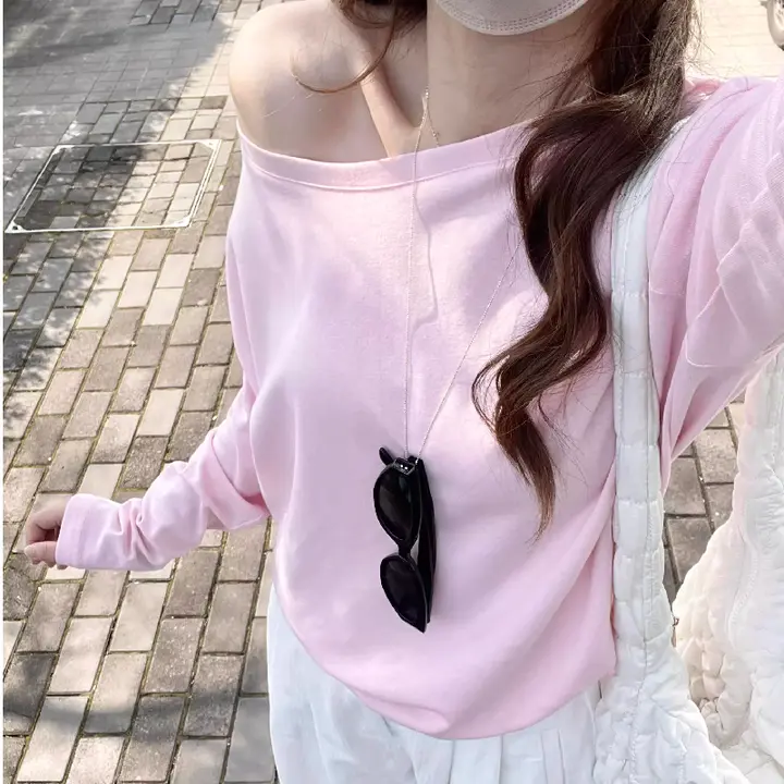 柔らかなコットン素材のオフショルダーロングスリーブTシャツ【ゆったりフィット・秋用・斜め肩デザイン】