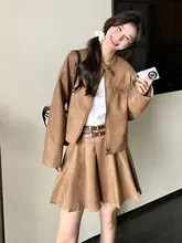 カキ色のショートジャケットとプリーツミニスカートのスタイリッシュなコーディネート（セットアップ対応）