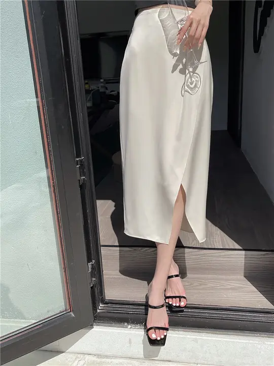 セクシーな雰囲気を演出する！夏用 イミテーションアセテートサテンマキシスカート【不規則デザイン・スリット入り】