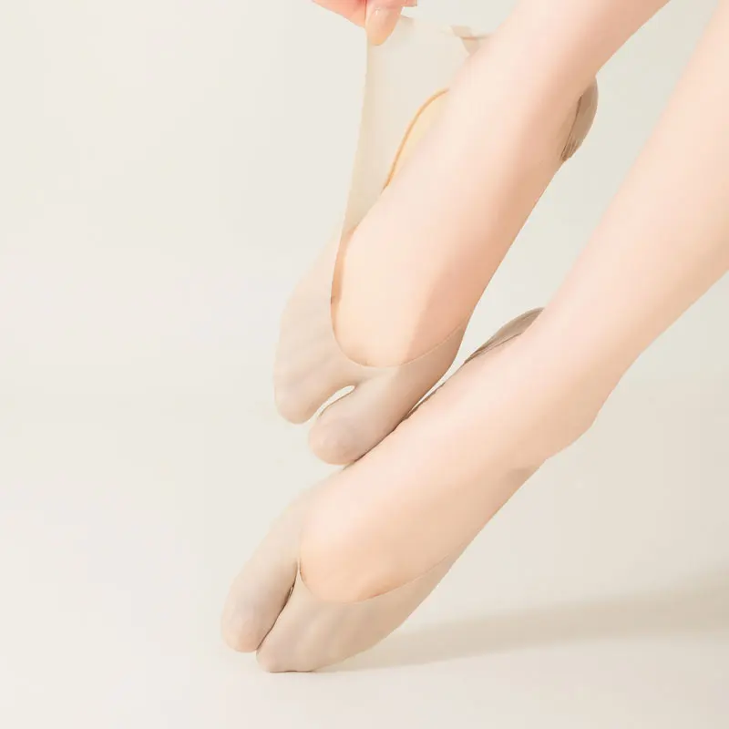 足の裏が冷えるのはなぜ？冷えピタに代わる、夏の足元ケアに最適なアイテムとは？