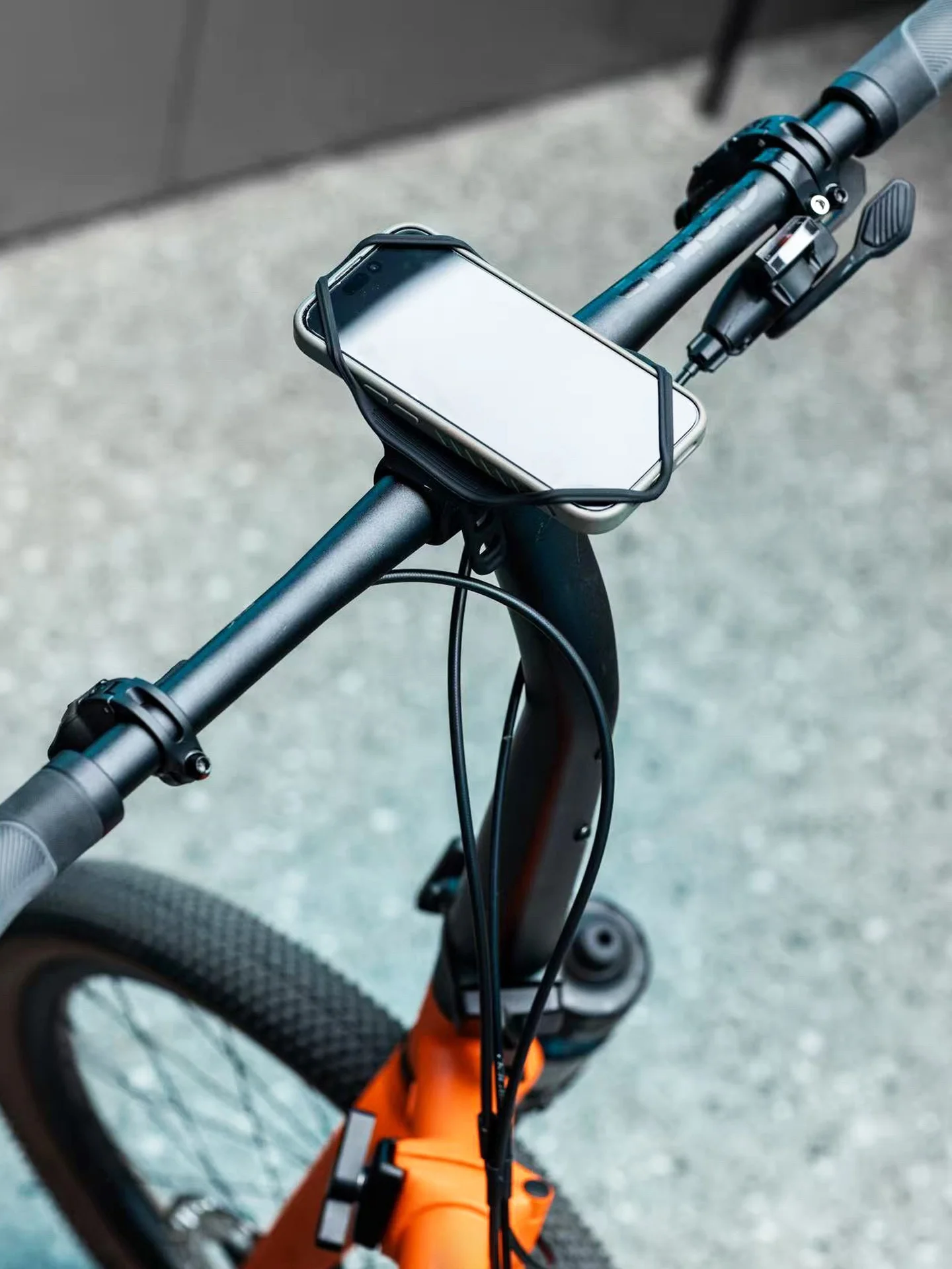 自転車にスマホをかけると落ちる？落ちないスマホホルダーの選び方とは？