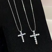 シルバーの長いダイヤモンドクロスネックレス【洗練されたデザイン・重ねづけ対応】