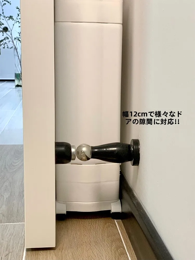 スリムデザインのキッチン用缶ラック：隙間収納に最適な多層キャビネットの実用性解析