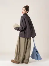グレーのラウンドネック長袖シャツ【ドット柄・花フリルデザイン・春夏用】