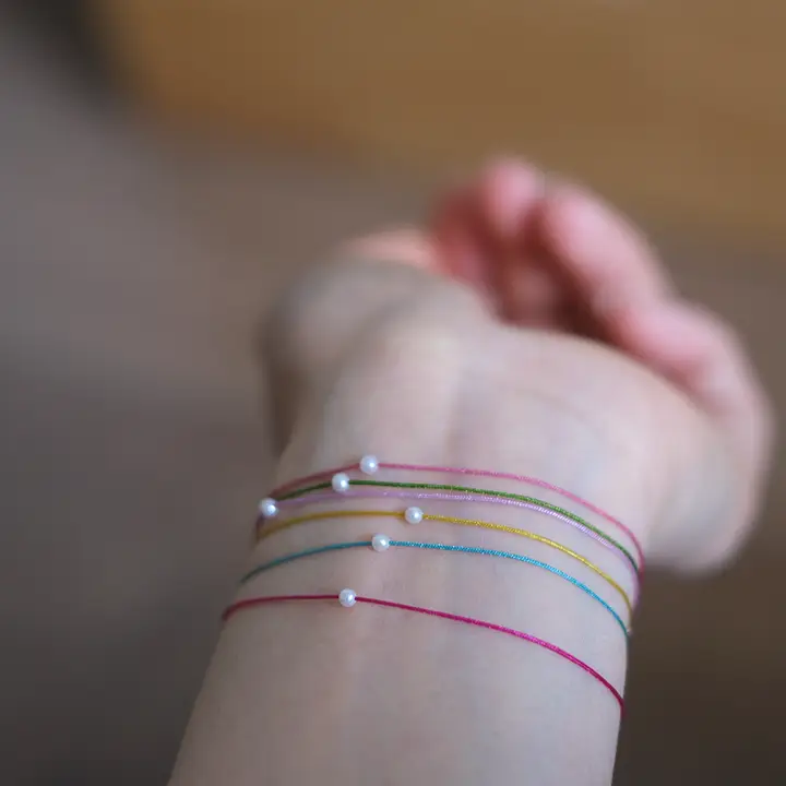 天然素材のミニ珍珠とカラーテープを使用した手作りブレスレット【シンプルデザイン・ユニセックス】